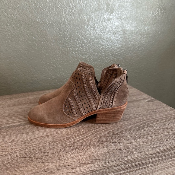 Vince camuto women’s suede ankle booties size 4 - Picture 1 of 6